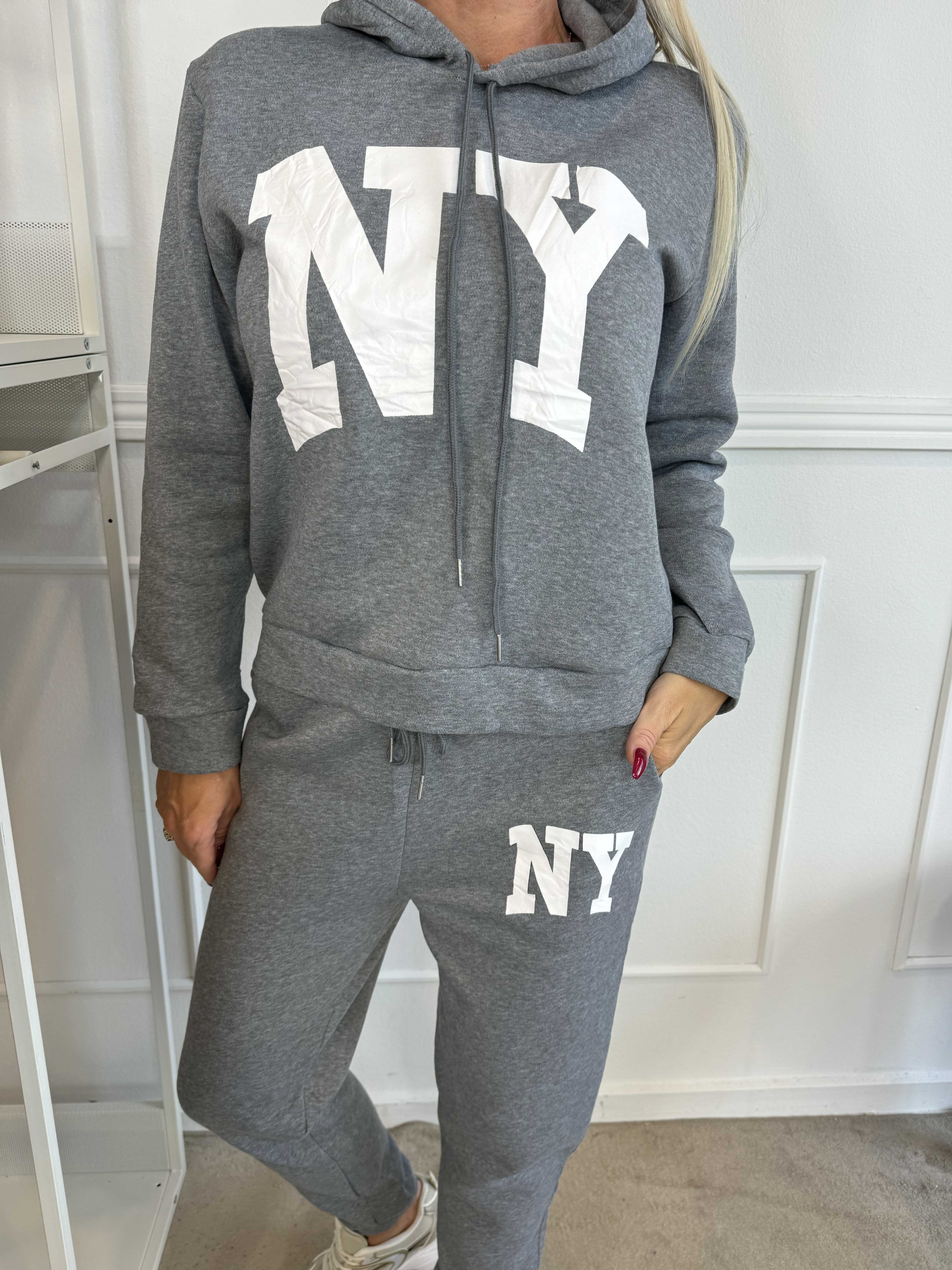Ania - Joggingdräkt med NY-stående